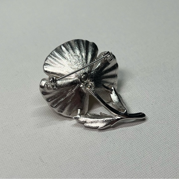 Vintage Silver and Gold Tone Flower Brooch - Picture 5 of 6